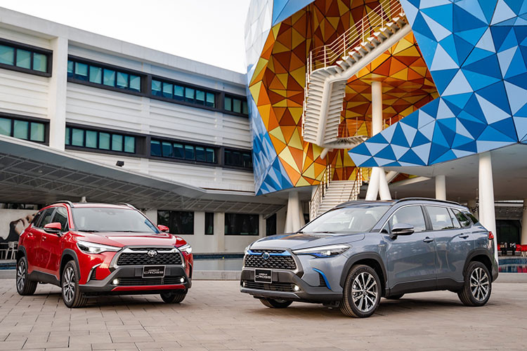 Trong tháng 12, Toyota Corolla Cross đạt doanh số 4.446 xe, tăng 32% so với tháng trước đó và trở thành mẫu xe bán chạy nhất trong bảng xếp hạng 10 ôtô bán chạy nhất Việt Nam tháng 12/2021. Đáng chú ý, Cross cũng là mẫu xe hoàn toàn nhập khẩu duy nhất trong top 10 ôtô bán chạy nhất Việt Nam, trong khi đó 9 cái tên còn lại đều có lắp ráp trong nước. Cộng dồn từ đầu năm, đã có 18.411 xe Corolla Cross được bán ra.