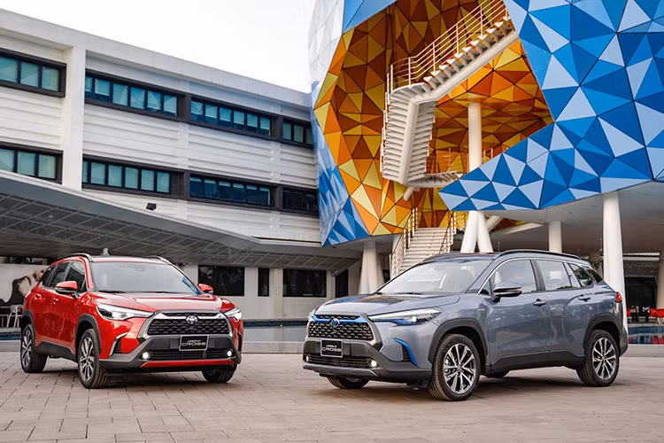 Trong tháng 12, Toyota Corolla Cross đạt doanh số 4.446 xe, tăng 32% so với tháng trước đó và trở thành mẫu xe bán chạy nhất trong bảng xếp hạng 10 ôtô bán chạy nhất Việt Nam tháng 12/2021. Đáng chú ý, Cross cũng là mẫu xe hoàn toàn nhập khẩu duy nhất trong top 10 ôtô bán chạy nhất Việt Nam, trong khi đó 9 cái tên còn lại đều có lắp ráp trong nước. Cộng dồn từ đầu năm, đã có 18.411 xe Corolla Cross được bán ra.