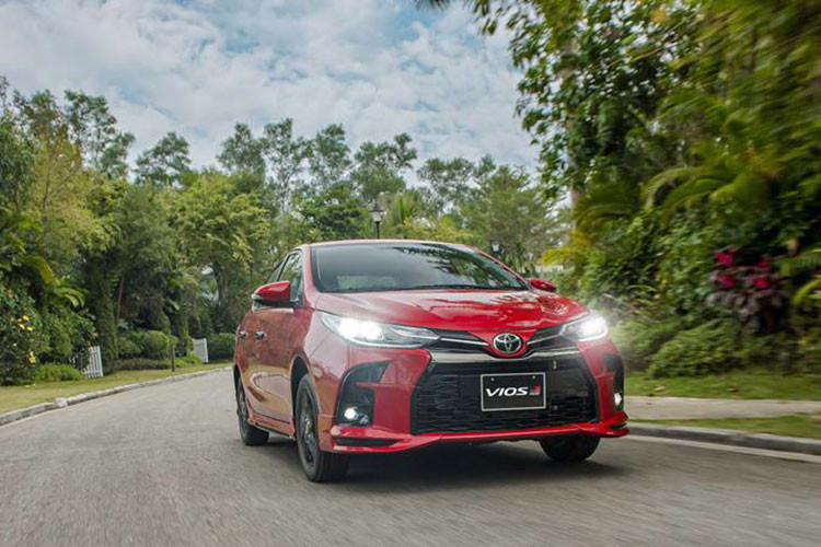 Xếp thứ 2 toàn thị trường trong tháng 12/2021 là Vios với doanh số 2.801 xe, tăng 62 xe so với tháng trước. Cộng dồn từ đầu năm đến nay đã có 19.931 xe được bàn giao tới tay khách hàng, ít hơn Accent 25 xe và ít hơn VinFast Fadil gần 5.000 xe. Kết quả này đã đẩy Vios xuống vị trí số 3 trong bảng xếp hạng 10 mẫu xe ôtô bán chạy nhất. Đồng thời đứng ở vị trí thứ 2 trong phân khúc Sedan hạng B sau Hyundai Accent.
