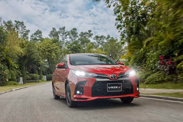 Xếp thứ 2 toàn thị trường trong tháng 12/2021 là Vios với doanh số 2.801 xe, tăng 62 xe so với tháng trước. Cộng dồn từ đầu năm đến nay đã có 19.931 xe được bàn giao tới tay khách hàng, ít hơn Accent 25 xe và ít hơn VinFast Fadil gần 5.000 xe. Kết quả này đã đẩy Vios xuống vị trí số 3 trong bảng xếp hạng 10 mẫu xe ôtô bán chạy nhất. Đồng thời đứng ở vị trí thứ 2 trong phân khúc Sedan hạng B sau Hyundai Accent.