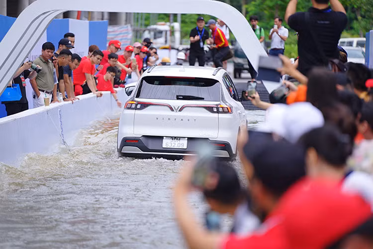 Oto dien chay qua vung ngap lut co anh huong den pin va dong co?-Hinh-2