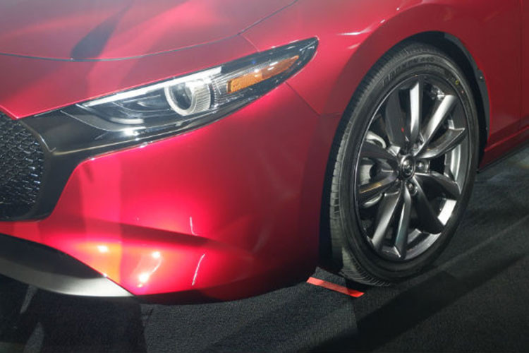 Được áp dụng ngôn ngữ thiết kế Kodo, Mazda3 thế hệ mới sở hữu ngoại hình trưởng thành hơn cùng với không gian nội thất tối giản. Có thể nói, Mazda3 thế hệ mới hòa trộn giữa hệ thống truyền động công nghệ cao với thiết kế phong cách và đa dụng.