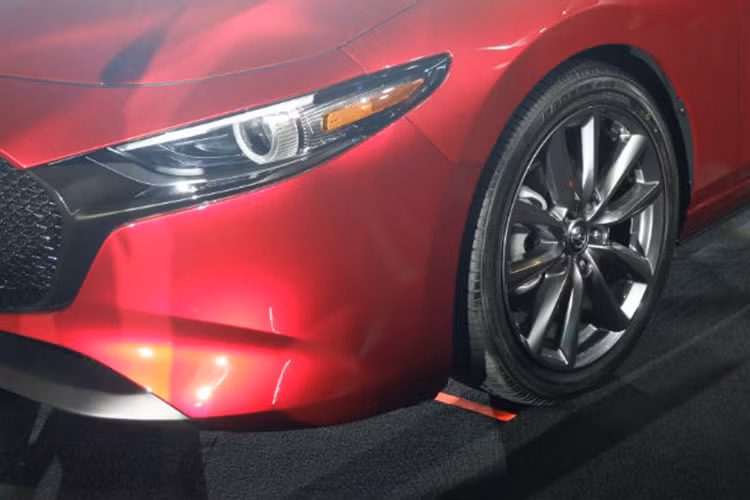 Được áp dụng ngôn ngữ thiết kế Kodo, Mazda3 thế hệ mới sở hữu ngoại hình trưởng thành hơn cùng với không gian nội thất tối giản. Có thể nói, Mazda3 thế hệ mới hòa trộn giữa hệ thống truyền động công nghệ cao với thiết kế phong cách và đa dụng.