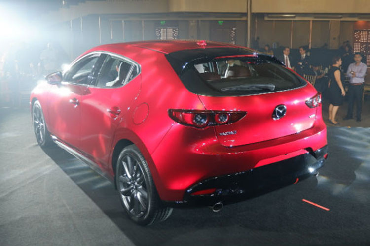 Ngoài ra, tại thị trường châu Âu, Mazda3 2019 còn có 2 tùy chọn động cơ khác. Thứ nhất là động cơ động cơ diesel SkyActiv-D 4 xi-lanh, dung tích 1,8 lít, thay thế loại 1,5 lít và 2,2 lít trên Mazda3 cũ. Động cơ diesel mới này tạo ra công suất tối đa 116 mã lực và mô-men xoắn cực đại 270 Nm.
