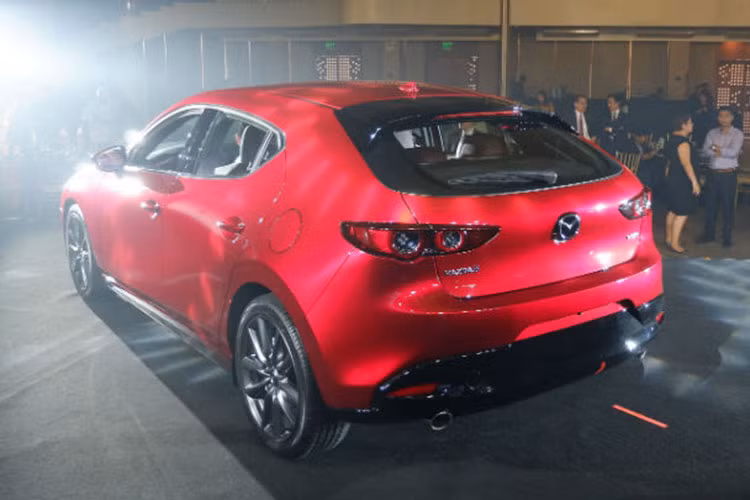 Ngoài ra, tại thị trường châu Âu, Mazda3 2019 còn có 2 tùy chọn động cơ khác. Thứ nhất là động cơ động cơ diesel SkyActiv-D 4 xi-lanh, dung tích 1,8 lít, thay thế loại 1,5 lít và 2,2 lít trên Mazda3 cũ. Động cơ diesel mới này tạo ra công suất tối đa 116 mã lực và mô-men xoắn cực đại 270 Nm.