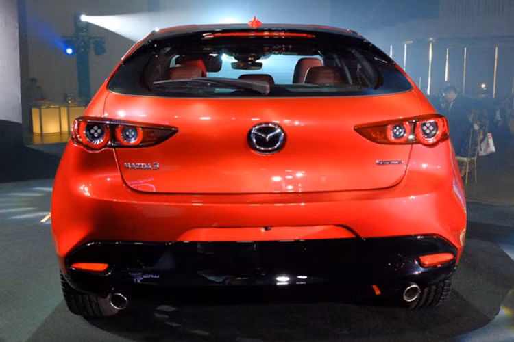 So với thế hệ cũ, Mazda3 2019 có thiết kế tròn trịa và khí động lực học hơn. Trong đó, đầu xe được thổi làn gió mới với lưới tản nhiệt trước cỡ lớn, cụm đèn pha LED sắc sảo và cản trước nằm thấp. Phần đuôi xe cũng được tiến hóa với cụm đèn hậu mới, cửa cốp tái thiết kế và cản sau nhấn mạnh vẻ thể thao.