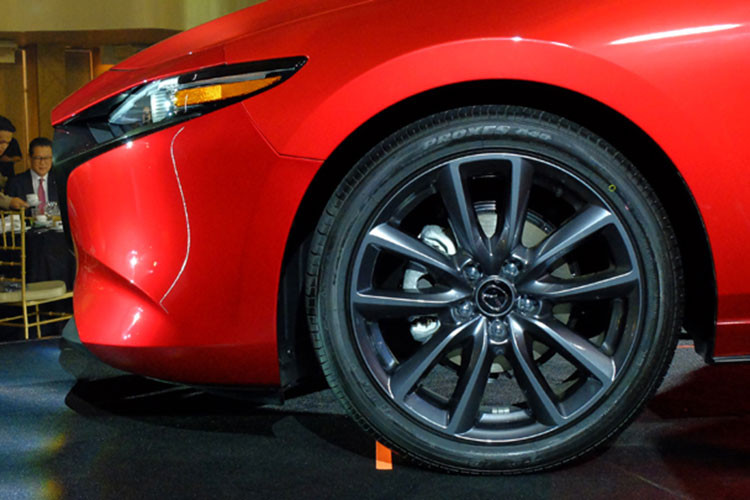 Bên sườn Mazda3 2019 có những đường gân tương tự Mazda Vision Coupe Concept để tạo ra "hiệu ứng gió xoáy". Thêm vào đó là bộ vành hợp kim 18 inch và đường viền mạ crôm trên đỉnh cửa sổ, sát với nóc.