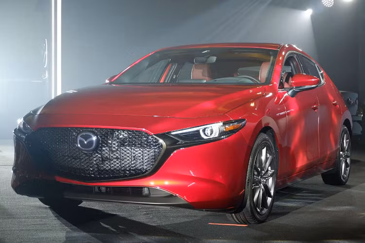 Mẫu xe Mazda3 2019 mới đã lần đầu tiên đặt chân đến Đông Nam Á trong triển lãm Singapore Motor Show 2019 diễn ra vào hồi tháng 1 đầu năm nay. Sau 2 tháng, mẫu xe cỡ C này tiếp tục được giới thiệu với khách hàng Đông Nam Á, cụ thể là thị trường Philippines.