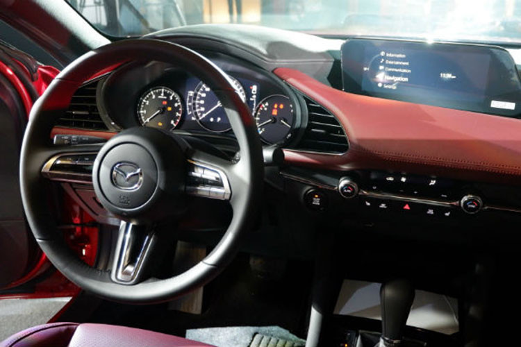 Những điểm nhấn khác bên trong Mazda3 2019 bao gồm núm xoay chỉnh hệ thống thông tin giải trí, nội thất bọc da mới, ghế thoải mái hơn, vô lăng 3 chấu thể thao hơn và bảng đồng hồ thay đổi thiết kế.