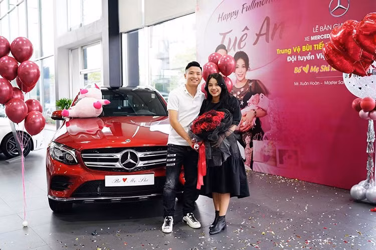 Mới đây, cộng đồng mạng trong nước khá bất ngờ với bài đăng trên trang cá nhân của vợ trung vệ Bùi Tiến Dũng với nội dung "bóc phốt" anh "không xứng đáng làm bố"... Ngay sau đó, những người liên quan đến vụ việc đã lên tiếng trấn an người hâm mộ rằng dòng trạng thái trên do hacker tạo ra, gia đình của Bùi Tiến Dũng không có chuyện gì.