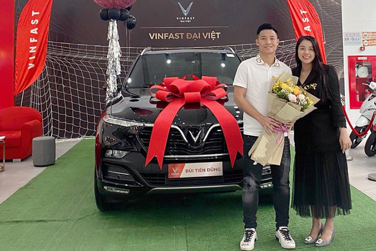 Không chỉ có tới 4 con số 8, theo giới luận biển số xe, chiếc biển số xe SUV Vinfast Lux SA 2.0 của Bùi Tiến Dũng còn có 2 số cuối là 83 mang ý nghĩa là “phát tài".