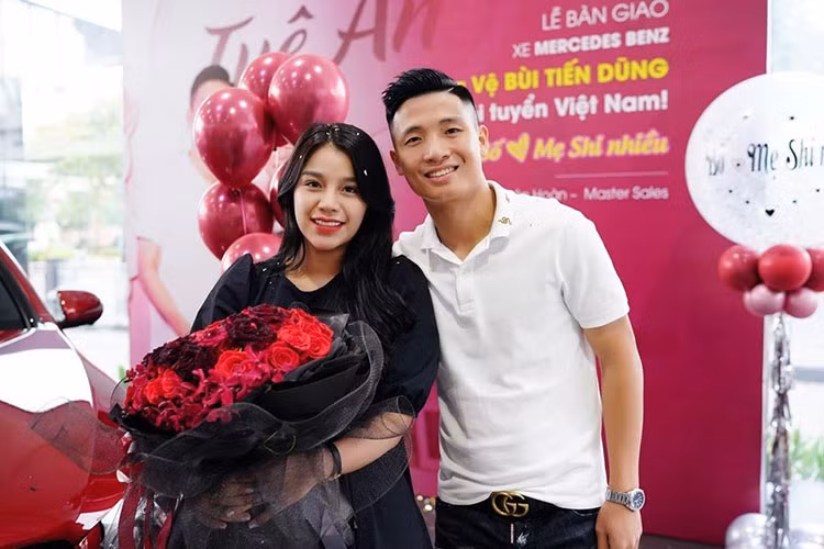 Giữa thông tin đang gây bão MXH, cư dân mạng đã đào lại những hình ảnh ngọt ngào của 2 vợ chồng cầu thủ Bùi Tiến Dũng, trong đó, có vụ việc, trung vệ đang khoác áo cho câu lạc bộ Viettel đã hào phóng bỏ ra 2,289 tỷ đồng để mua chiếc xe sang Mercedes-Benz GLC 300 tặng vợ.