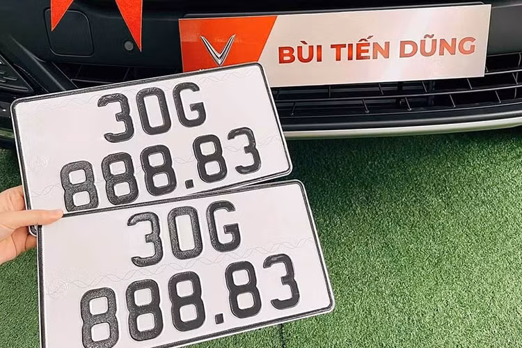 Ấn tượng hơn, chiếc xe Vinfast Lux SA 2.0 của Bùi Tiến Dũng khi được mang đi bấm biển số đã thu hoạch về chiếc biển siêu VIP, 30G-888.83, hay còn đọc là tứ quý 8, 1 trong các biển số đẹp, có thể giúp chủ nhân kiếm lời từ vài trăm triệu đồng.