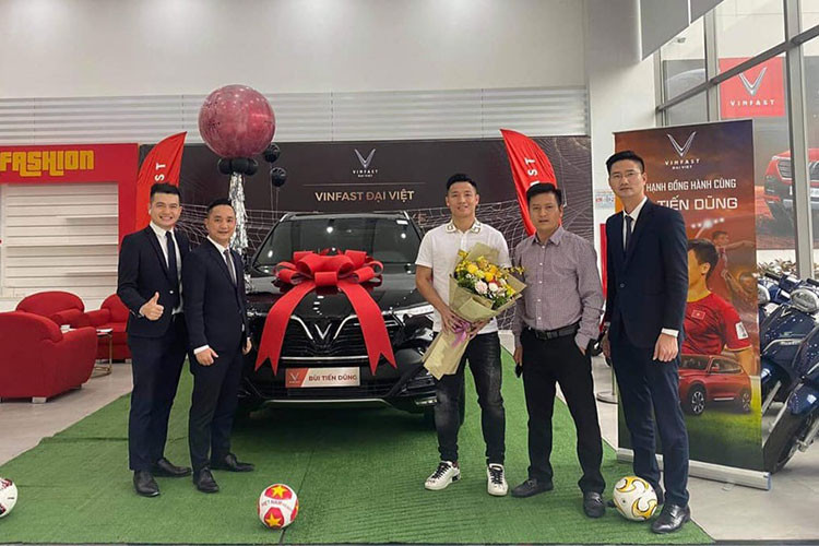 Về vận hành, VinFast Lux SA2.0 sử dụng khối động cơ 2.0L I-4 DOHC, công suất tối đa 228 mã lực, mô-men xoắn cực đại 350 Nm, đi kèm hộp số ZF tự động 8 cấp cùng hệ dẫn động hai cầu (AWD). Hiện mẫu xe SUV VinFast Lux SA2.0 đã được hãng xe Việt "khai tử" để sản xuất ôtô điện. 