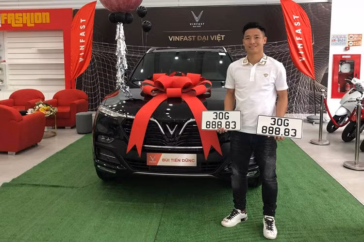 Sau 2 năm mua chiếc SUV Mercedes-Benz GLC 300 tặng cho vợ, trung vệ Bùi Tiến Dũng tiếp tục sắm thêm 1 chiếc xe SUV khác, lần này, anh chọn hãng xe VinFast với chiếc SUV 7 chỗ Lux SA 2.0 có giá từ 1,29 tỷ đến 1,53 tỷ đồng.