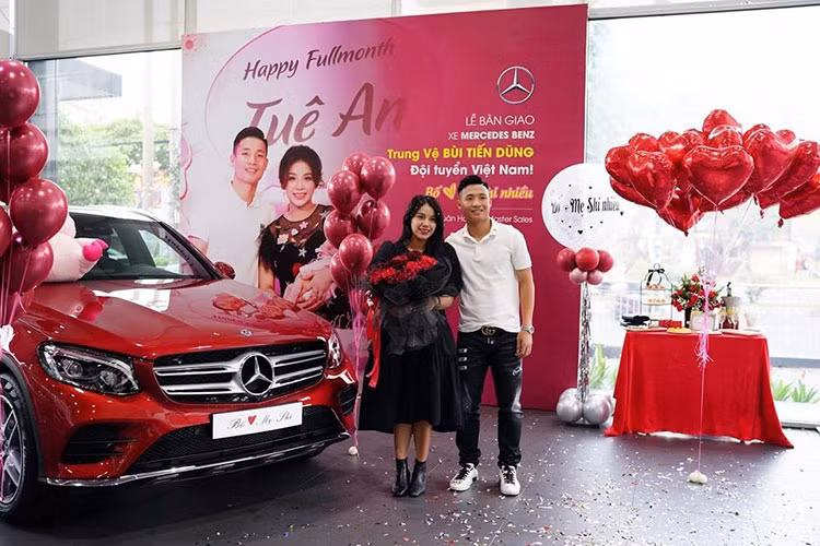 Bùi Tiến Dũng tặng vợ Mercedes-Benz GLC là vào cuối năm 2019, buổi bàn giao được tổ chức rất lộng lẫy tại một đại lý nổi tiếng của Mercedes-Benz Việt Nam. Tại khu vực bàn giao xe, tấm biển số của chiếc GLC 300 còn được gắn tấm biển với nội dung “Bố yêu mẹ Shi”. 