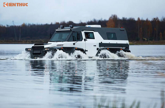Với các bánh xe có kích thước bản rộng lớn và áp suất thấp, chiếc xe này có thể dễ dàng vượt qua nhiều địa hình cực khó, đặc biệt các vùng sình lầy mà ít những mẫu xe nào có thể lăn bánh qua được.