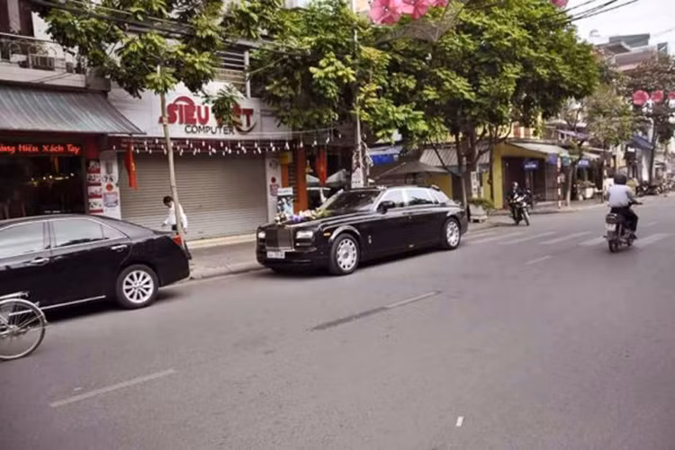 Chiếc siêu xe hạng sang Rolls-Royce Phantom làm xe dâu được trang trí khá đơn giản với hoa cưới được gắn trên nắp capô và một vài dải ruy băng đính kèm. Được biết, chiếc xe siêu sang này thuộc thế hệ mới nhất Series II và là bản trục cơ sở dài EWB.