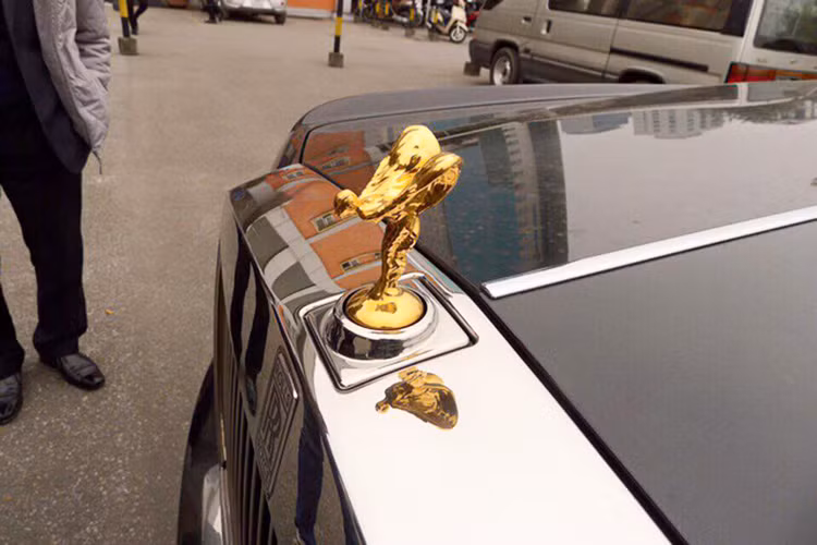 Bên cạnh đó, đường coachline là nét đặc trưng trên những mẫu Phantom sang trọng còn có biểu tượng Spirit of Ecstasy mạ vàng... một nét mới không thể không nhắc tới trên Phantom Series II là hệ thống đèn pha, đèn chiếu sáng ban ngày đều sử dụng công nghệ LED hoàn toàn mới.