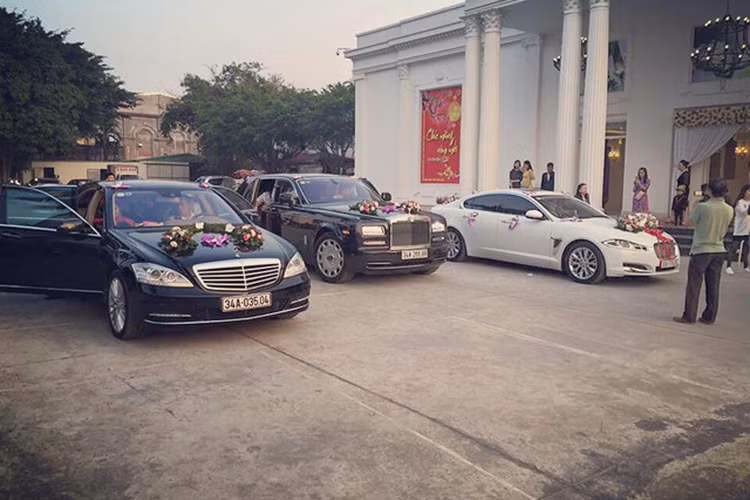 Trong đoàn xe rước dâu, dễ dàng nhận thấy sự xuất hiện của chiếc xe siêu sang Rolls-Royce Phantom EWB Series II đảm nhận vị trí xe hoa rước dâu. Bên cạnh đó là dàn xe sang tháp tùng như Jaguar, Mercedes-Benz, Lexus, BMW và Range Rover...