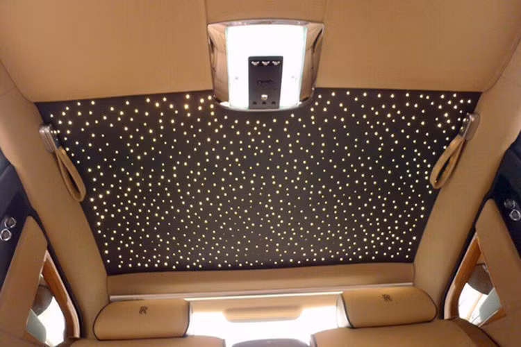 Tối ưu hóa sự thoải mái cho người trong xe, đặc biệt là ở hàng ghế sau là một trong những tiêu chí hàng đầu của Rolls-Royce nói chung. Hàng ghế sau cũng tích hợp cả tựa tay di động, không gian nội thất bọc da và gỗ cao cấp cùng hệ thống giải trí cao cấp mới được trang bị.