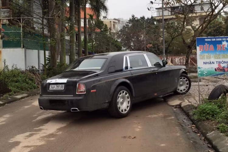 Rolls-Royce Phantom là dòng xe sang trọng bậc nhất thế giới và luôn được giới đại gia và các doanh nhân sử dụng. Mặc dù vậy, số lượng Phantom tại Việt Nam hiện đã lên đến cả trăm chiếc, vì vậy chỉ những mẫu xe thật đặc biệt mới đủ gây sự chú ý.