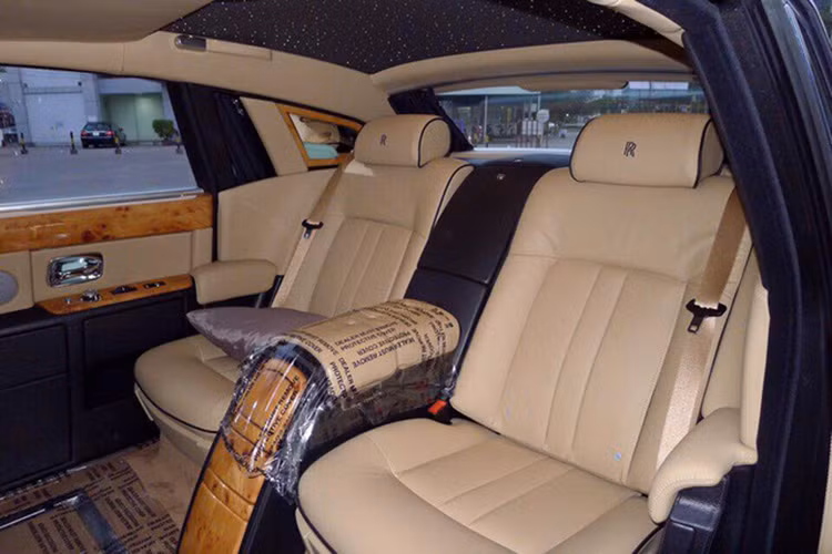 Là phiên bản EWB phiên bản mới nên chiếc Rolls-Royce Phantom Series II này có hàng ghế phía sau khá rộng rãi và bầu trời đầy sao trên trần xe, cùng các phụ kiện sang trọng đi kèm khiến nó luôn được mệnh danh là "chuyên cơ hạng sang mặt đất".