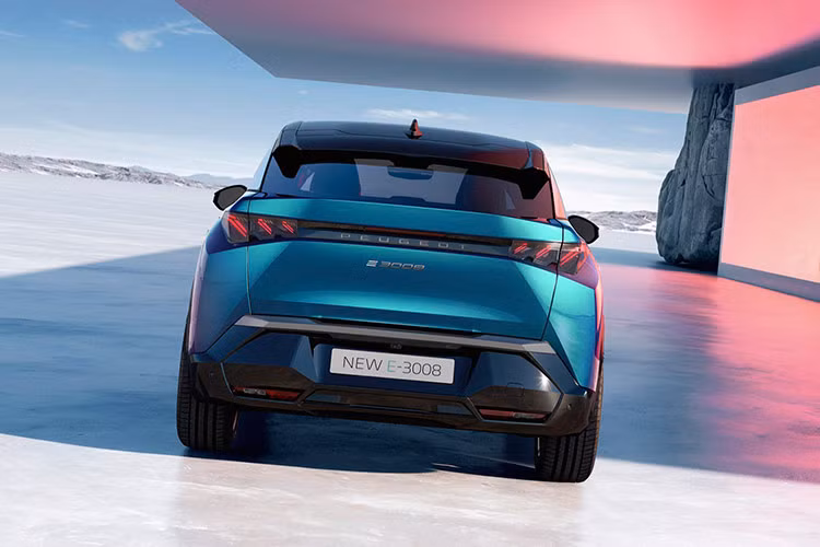 Hãng cũng cho biết hành động này được thực hiện ở tốc độ giới hạn tối đa trên đường tốc độ cao là 130 km/h, với điều kiện nhiệt độ trung bình là 20 độ C. Trong hành trình từ Paris đến Nice, E-3008 Long Range đã thực hiện hai lần dừng sạc. Điểm dừng lần đầu tiên sau khoảng 340 km, trong khi điểm dừng lần thứ hai sau thêm 366 km. Như vậy, chiếc xe đã hoàn thành tổng quãng đường hơn 700 km với hai lần sạc.