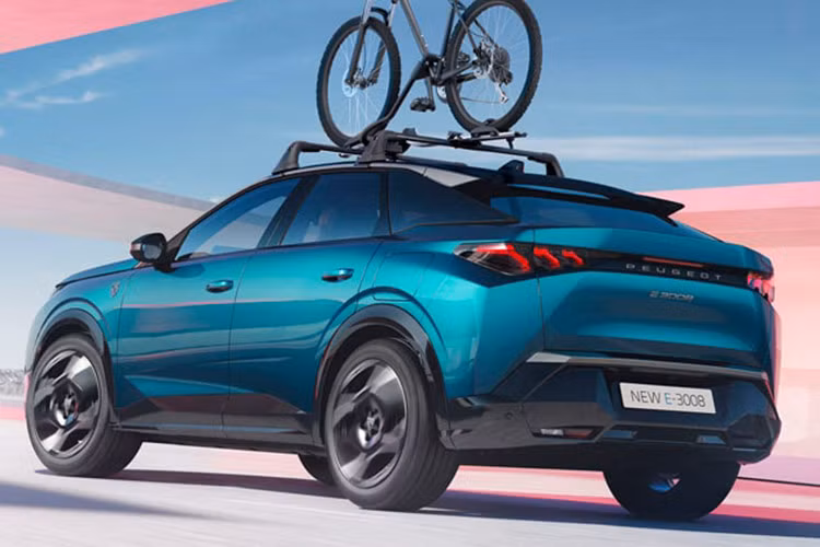 Hành trình của SUV điện Peugeot E-3008 Long Range từ Paris đến Nice theo ước tính từ Google Maps kéo dài khoảng 938-1,019 km tùy thuộc vào trình bày. Peugeot không công bố chi tiết cụ thể về tuyến đường mà E-3008 Long Range đã đi qua, chỉ mô tả đây là chuyến đi dài gần 1.000 km.