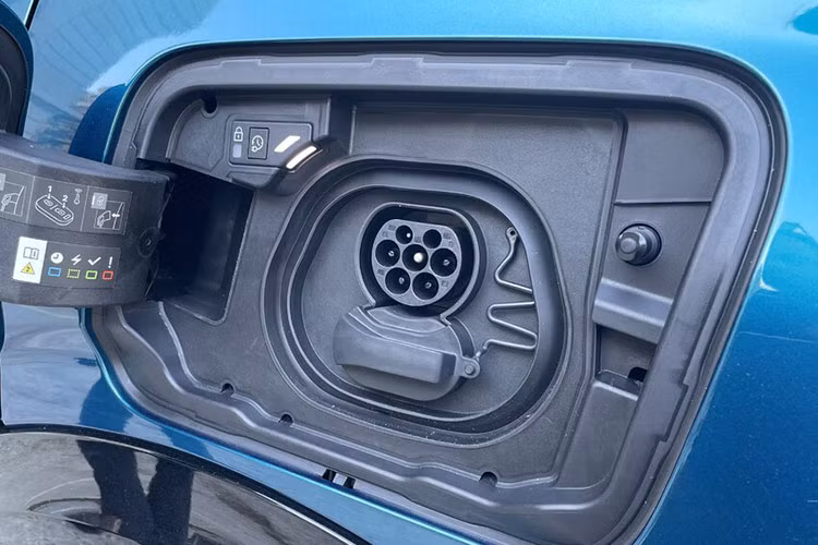 Các mô phỏng của Stellantis cho thấy mẫu xe điện dựa trên nền tảng STLA Medium như E-3008 Long Range có thể chuyển từ Turin đến Naples và từ Praha đến Brussels và chỉ hai lần dừng sạc. Điều này tìm thấy tiềm năng lớn của mẫu xe này trong đường dài hành động và đặc biệt phù hợp với nhu cầu chuyển tiếp thành phố.