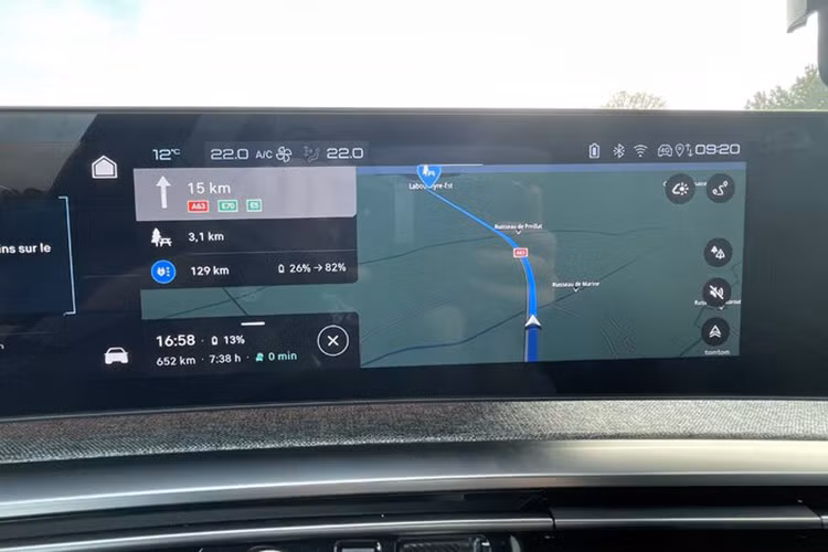 Peugeot E-3008 Long Range được xây dựng trên nền tảng STLA Medium của tập đoàn mẹ Stellantis. Theo Stellantis, nền tảng này có khả năng vận hành tương thích với một chiếc xe động cơ đốt trong, khi so sánh thời gian dừng sạc với thời gian dừng xả thải và nghỉ xả của người lái.