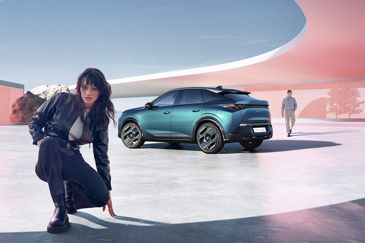 Theo Peugeot, E-3008 Long Range được trang bị cụm pin dung lượng 96,9 kWh giúp xe có thể chuyển quãng đường 700 km trong mỗi lần sạc, theo tiêu chuẩn WLTP. Đây là một con số rất ấn tượng và ngang bằng với một số mẫu xe SUV khác từ Trung Quốc - những công ty nổi bật về công nghệ pin xe điện hiện nay.