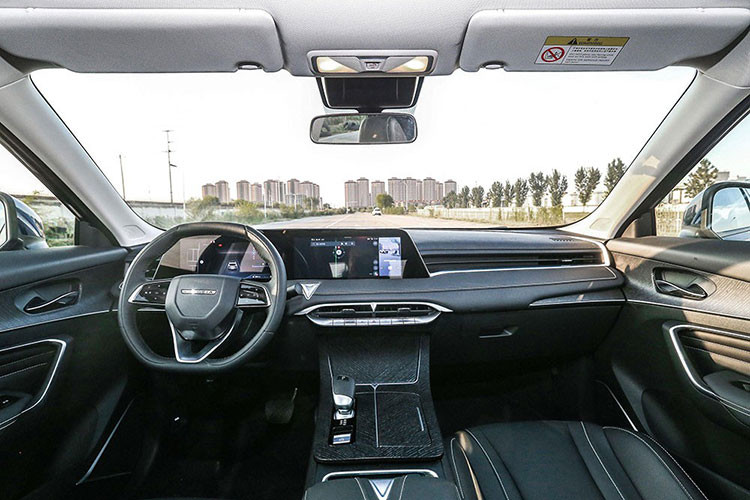 Về kích thước, Venucia V-Online không quá khác biệt với những mẫu SUV cỡ C hiện đang bày bán trên thị trường. Xe sở hữu chiều dài 4.562 mm, chiều rộng 1.917 mm, chiều cao 1.625 mm và chiều dài cơ sở 2.700 mm. Ngoài ra, mẫu xe này còn có hệ số lực cản không khí 0,3 Cd. Bên trong mẫu SUV cỡ C này là không gian nội thất 5 chỗ ngồi, được áp dụng phong cách thiết kế hoàn toàn mới. 