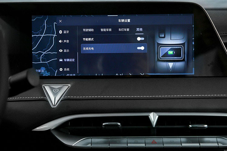 Những trang bị đáng chú ý khác của xe bao gồm cửa sổ trời toàn cảnh Panorama với diện tích 1,7 m2, tính năng ra lệnh bằng giọng nói, hệ thống định vị và tính năng cập nhật phần mềm qua Wi-Fi.