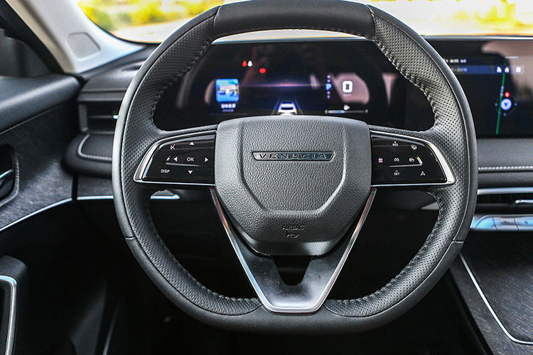 Tuy là xe giá rẻ nhưng Venucia V-Online được trang bị khá đầy đủ với bảng đồng hồ kỹ thuật số cỡ lớn nằm cùng một khối với màn hình thông tin giải trí dạng cảm ứng, gợi liên tưởng đến xe sang Mercedes-Benz. Bên cạnh đó là vô lăng 3 chấu mới, cụm điều khiển trung tâm tối giản và nút bấm khởi động máy hình chữ "V". Bên dưới cửa gió điều hòa trung tâm là hàng nút bấm cơ học mạ crôm, tạo cảm giác cao cấp cho xe.