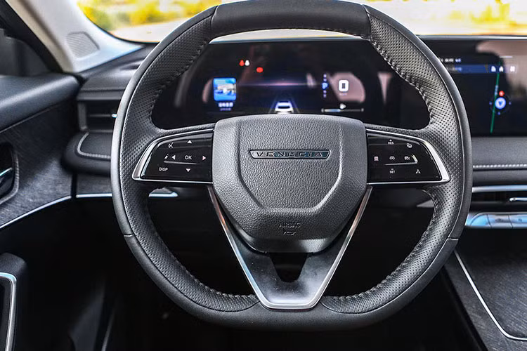 Tuy là xe giá rẻ nhưng Venucia V-Online được trang bị khá đầy đủ với bảng đồng hồ kỹ thuật số cỡ lớn nằm cùng một khối với màn hình thông tin giải trí dạng cảm ứng, gợi liên tưởng đến xe sang Mercedes-Benz. Bên cạnh đó là vô lăng 3 chấu mới, cụm điều khiển trung tâm tối giản và nút bấm khởi động máy hình chữ "V". Bên dưới cửa gió điều hòa trung tâm là hàng nút bấm cơ học mạ crôm, tạo cảm giác cao cấp cho xe.