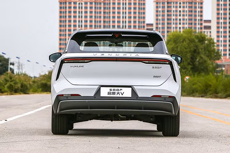 Cuối cùng là những trang bị an toàn như camera 360 độ, hệ thống kiểm soát hành trình thích ứng, đỗ xe tự động, hỗ trợ giữ làn đường, phát hiện điểm mù, phanh khẩn cấp tránh va chạm và cảnh báo va chạm khi mở cửa.