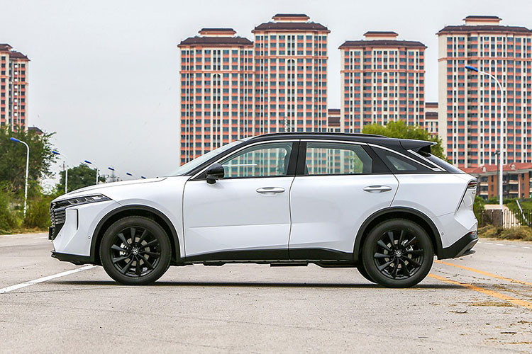 Đến nay, thương hiệu Venucia đã quyết định công bố giá bán của mẫu xe này. Theo đó, ở thị trường Trung Quốc, giá xe Venucia V-Online 2021 có 4 bản trang bị với mức dao động từ 99.800 - 128.800 Nhân dân tệ (khoảng 349 - 451 triệu đồng). Như vậy, mẫu SUV cỡ C này có giá còn thấp hơn cả VinFast Fadil ở Việt Nam.