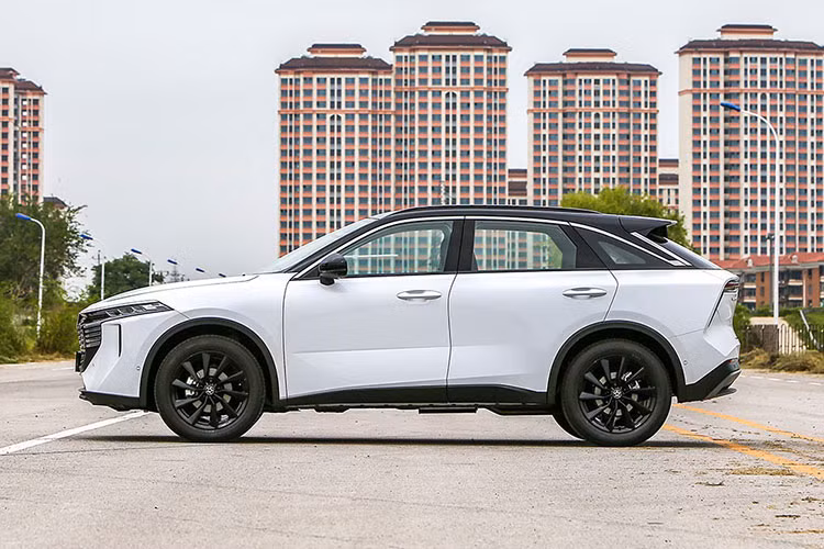 Đến nay, thương hiệu Venucia đã quyết định công bố giá bán của mẫu xe này. Theo đó, ở thị trường Trung Quốc, giá xe Venucia V-Online 2021 có 4 bản trang bị với mức dao động từ 99.800 - 128.800 Nhân dân tệ (khoảng 349 - 451 triệu đồng). Như vậy, mẫu SUV cỡ C này có giá còn thấp hơn cả VinFast Fadil ở Việt Nam.