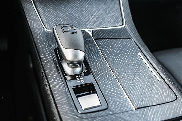 Nằm bên dưới nắp ca-pô của Venucia V-Online là khối động cơ xăng 4 xi-lanh, tăng áp, dung tích 1.5L với công suất tối đa 190 mã lực và mô-men xoắn cực đại 260 Nm. Động cơ kết hợp với hộp số tự động ly hợp kép DCT, cho phép xe tăng tốc từ 0-100 km/h trong 8,8 giây và tiêu thụ lượng xăng trung bình chỉ 6,6 lít/100 km.