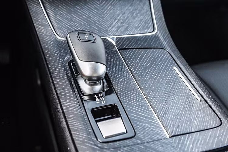 Nằm bên dưới nắp ca-pô của Venucia V-Online là khối động cơ xăng 4 xi-lanh, tăng áp, dung tích 1.5L với công suất tối đa 190 mã lực và mô-men xoắn cực đại 260 Nm. Động cơ kết hợp với hộp số tự động ly hợp kép DCT, cho phép xe tăng tốc từ 0-100 km/h trong 8,8 giây và tiêu thụ lượng xăng trung bình chỉ 6,6 lít/100 km.