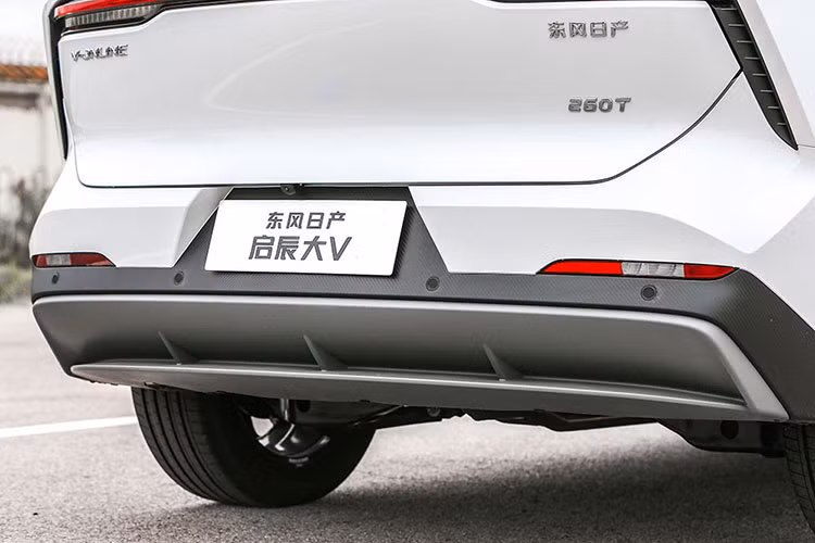 Nằm hai bên lưới tản nhiệt là cụm đèn pha Matrix LED có thiết kế vừa dài vừa hẹp và được vuốt về phía sau. Cụm đèn pha đi với dải đèn LED định vị ban ngày kéo dài xuống dưới, bao quanh lưới tản nhiệt. Trái với đầu xe, sườn xe của Venucia V-Online có thiết kế khá đơn giản và bằng phẳng, nẹp mạ crôm ôm lấy nóc xe và bộ vành đa chấu màu đen.