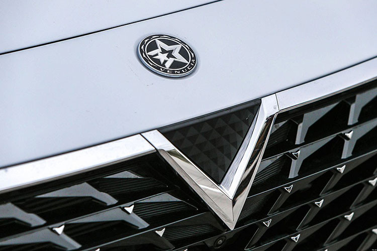 Không chỉ rẻ, Venucia V-Online của Trung Quốc còn gây ấn tượng với thiết kế ngoại thất khá trẻ trung. Nguyên nhân là do xe được áp dụng ngôn ngữ thiết kế V-Galaxy thế hệ mới của thương hiệu Venucia. 