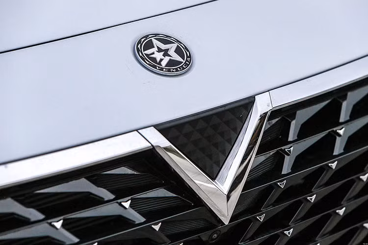 Không chỉ rẻ, Venucia V-Online của Trung Quốc còn gây ấn tượng với thiết kế ngoại thất khá trẻ trung. Nguyên nhân là do xe được áp dụng ngôn ngữ thiết kế V-Galaxy thế hệ mới của thương hiệu Venucia. 