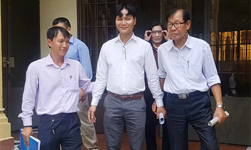 Chong bi bat giam vi vo to trom 85 cay vang