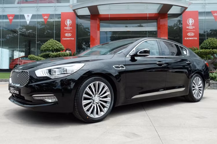 Cái tên Kia Quoris hạng sang thực sự không mấy nổi bật trong làng xe hơi Việt hiện nay. Sản phẩm này đã tồn khó khá lâu, trên dưới 4 năm tuổi. Quoris xuất hiện khá mạnh mẽ vào năm 2017, hướng tới phân khúc xe hạng sang đẳng cấp, đối đầu với những Mercedes-Benz S-Class, BMW 7-series hay Lexus LS,… Thế nhưng kết quả đã không đạt được như kỳ vọng.
