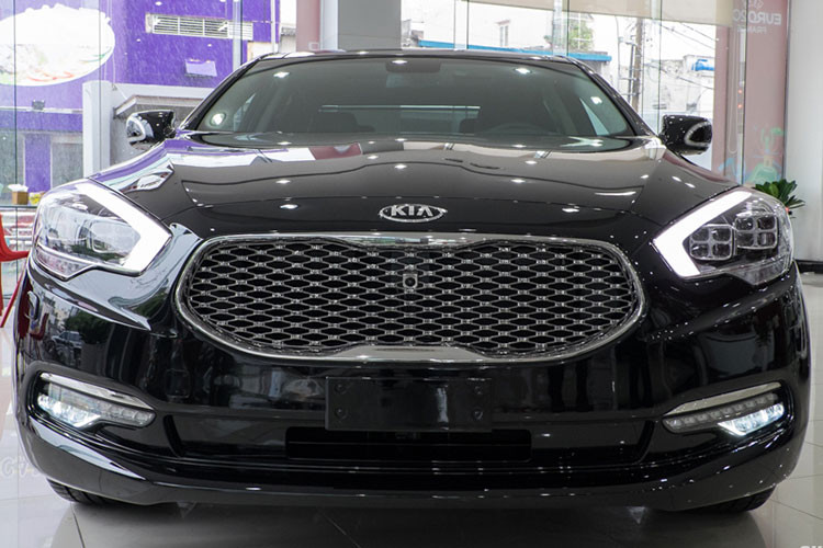 Kia Quoris sử dụng động cơ Lambda V6 3.8L, công suất cực đại 286 mã lực và mô men xoắn 365 Nm. Xe sử dụng hộp số tự động 8 cấp, hệ thống dẫn động cầu sau và 4 chế độ vận hành Sport (Thể thao), Normal (Thông thường), Comfort (Êm ái) và Snow (Tuyết).