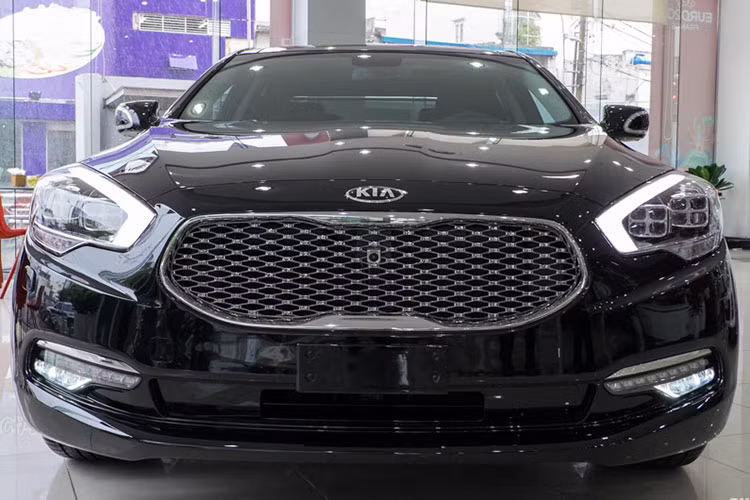 Kia Quoris sử dụng động cơ Lambda V6 3.8L, công suất cực đại 286 mã lực và mô men xoắn 365 Nm. Xe sử dụng hộp số tự động 8 cấp, hệ thống dẫn động cầu sau và 4 chế độ vận hành Sport (Thể thao), Normal (Thông thường), Comfort (Êm ái) và Snow (Tuyết).