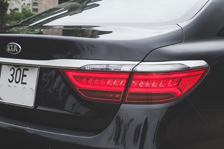 Tuy nhiên, dù được giảm giá kèm ưu đãi khổng lồ là thế, nhưng khả năng khách hàng xuống tiền mua xe của Kia là không cao. Lý do bởi đây là dòng hạng sang nhưng lỗi thời, sản xuất từ hơn 2017. Với 2,2 tỷ, vẫn còn rất nhiều lựa chọn đáng tiền hơn, hợp thời thế phải kể đến như Mercedes-Benz E hay Lexus ES cùng tầm giá.