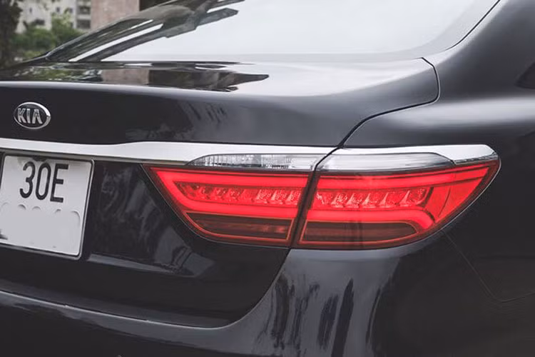 Tuy nhiên, dù được giảm giá kèm ưu đãi khổng lồ là thế, nhưng khả năng khách hàng xuống tiền mua xe của Kia là không cao. Lý do bởi đây là dòng hạng sang nhưng lỗi thời, sản xuất từ hơn 2017. Với 2,2 tỷ, vẫn còn rất nhiều lựa chọn đáng tiền hơn, hợp thời thế phải kể đến như Mercedes-Benz E hay Lexus ES cùng tầm giá.